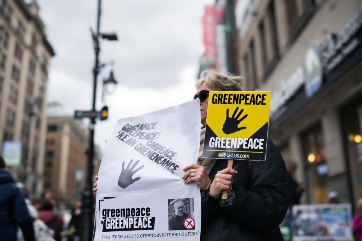 Greenpeace détourne des publicités pour défendre le droit de manifester