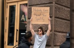 Dude with sign sur Instagram