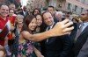 Francois-Hollande-avec-des-touristes-chinois-a-Nice-en-septembre-2013