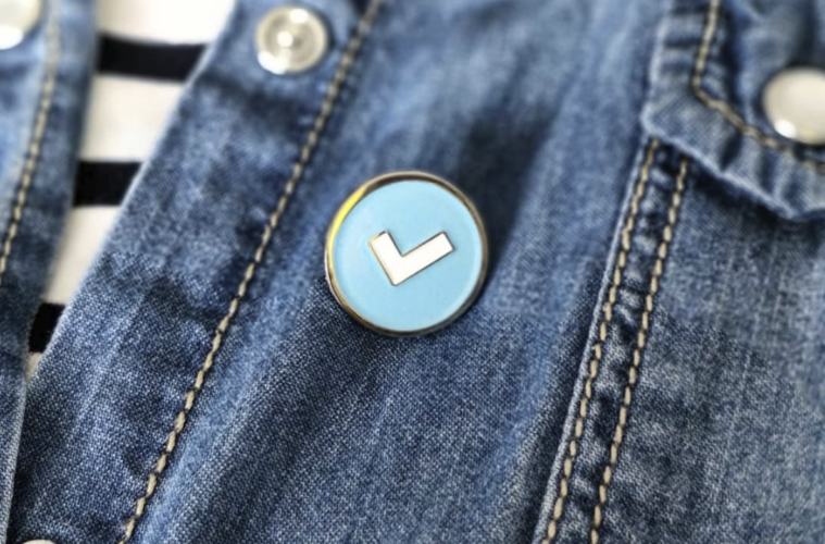 “VERIFYEAH” le pin’s pour être “Vérifié” dans la vraie vie