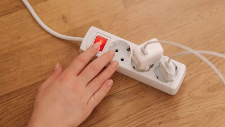 Les électriciens le répètent : il ne faut surtout pas installer une multiprise à cet endroit précis de la maison