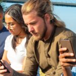L’Australie interdit les réseaux sociaux aux moins de 16 ans : trois mois plus tard, les ados sont toujours connectés