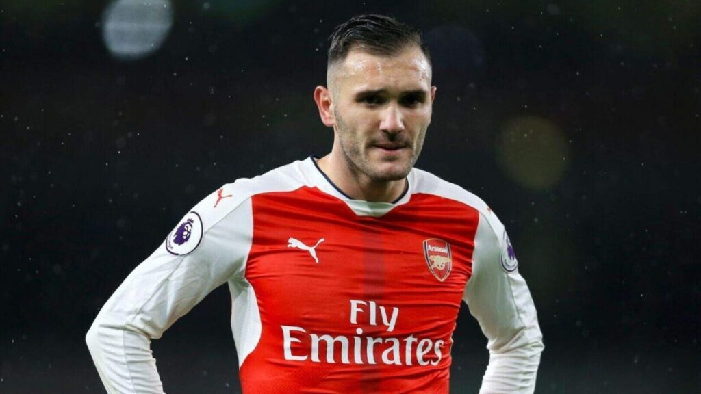Abandonné à 2 ans, cet ancien attaquant d’Arsenal voit ses parents réapparaître quand il devient millionnaire pour lui réclamer de l’argent
