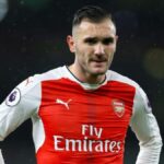 Abandonné à 2 ans, cet ancien attaquant d’Arsenal voit ses parents réapparaître quand il devient millionnaire pour lui réclamer de l’argent