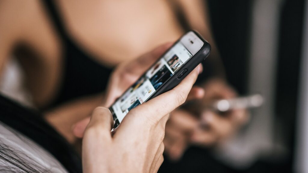 Les Français créent moins de contenu sur les réseaux : le scroll passif est-il en train de tuer le web social ?