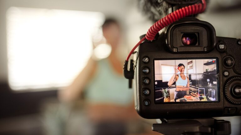 Avec plus de 20 millions de vidéos publiées chaque jour, YouTube précise les trois types de contenus qui ne pourront pas être monétisés