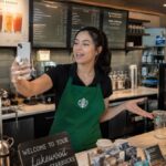 Starbucks va payer ses employés pour faire des TikTok : les salariés deviennent-ils les nouveaux influenceurs ?
