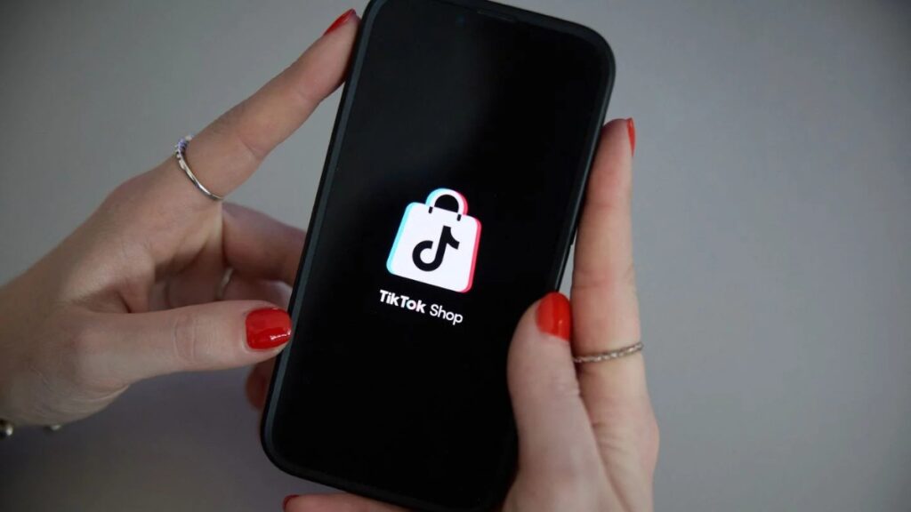 TikTok Shop est envahi par les vidéos générées par IA : certaines marques commencent déjà à les interdire à leurs affiliés