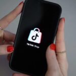 TikTok Shop est envahi par les vidéos générées par IA : certaines marques commencent déjà à les interdire à leurs affiliés