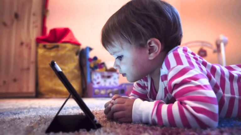 TikTok, YouTube et Instagram : l’Europe veut protéger les moins de 13 ans du scroll infini, des vidéos automatiques et des algorithmes jugés addictifs